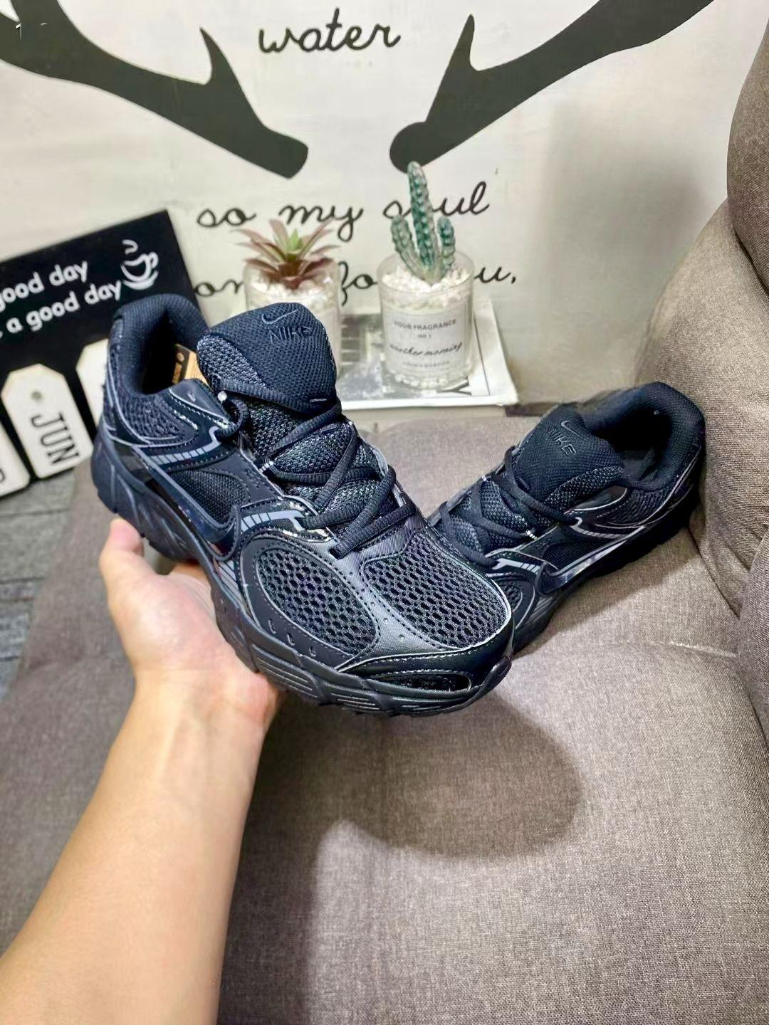 《黑色魅力:Nike V5 RNR女款低帮跑步鞋,柔软舒适又防滑》